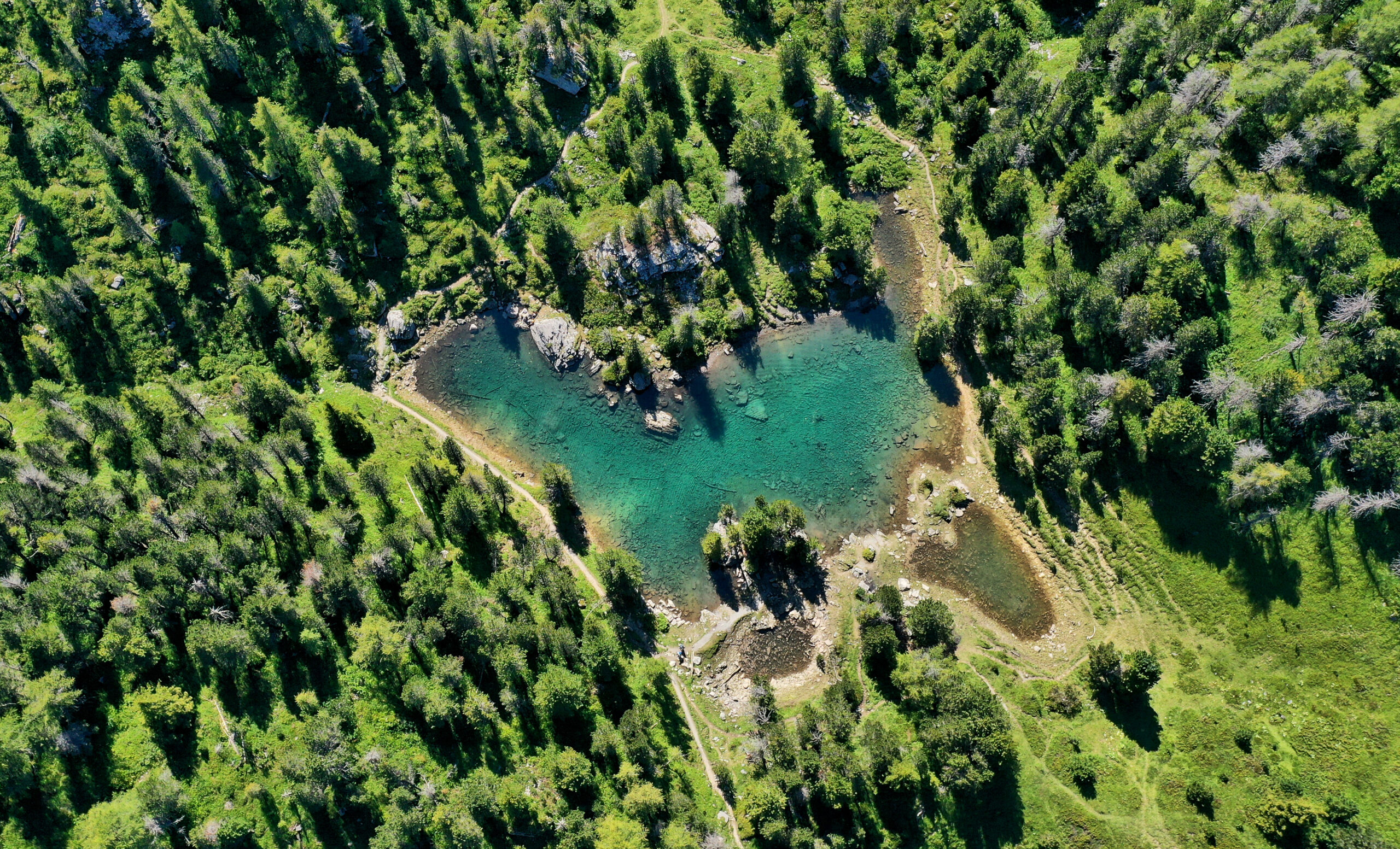 Sevenworld - Luftaufnahme auf Sunnbuel beim Arvensee in Kandersteg