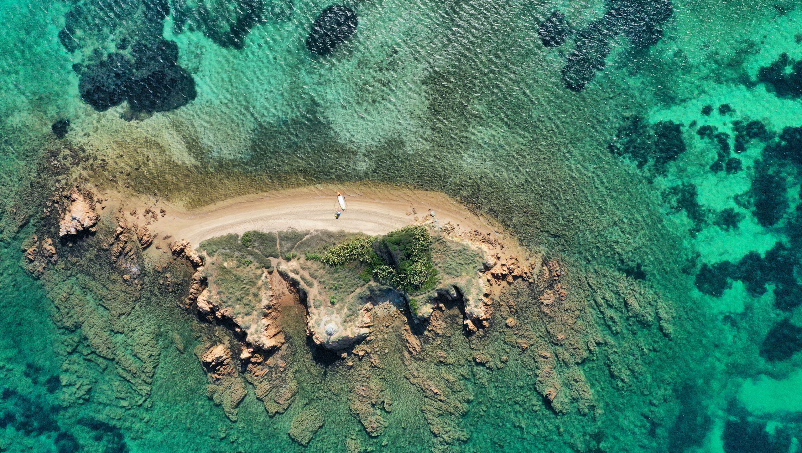 Sevenworld - Luftaufnahme von einem Strand in Sardinien