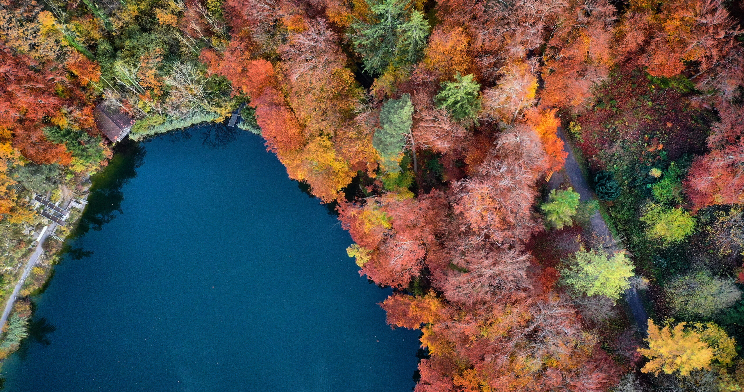 Sevenworld - Luftaufnahme im Herbst von einem Bergsee in Ringgenberg