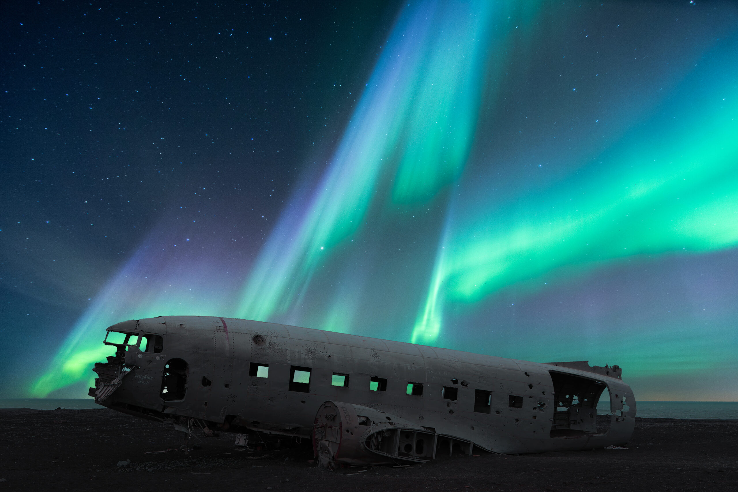 Sevenworld - Polarlichter mit Flugzeug